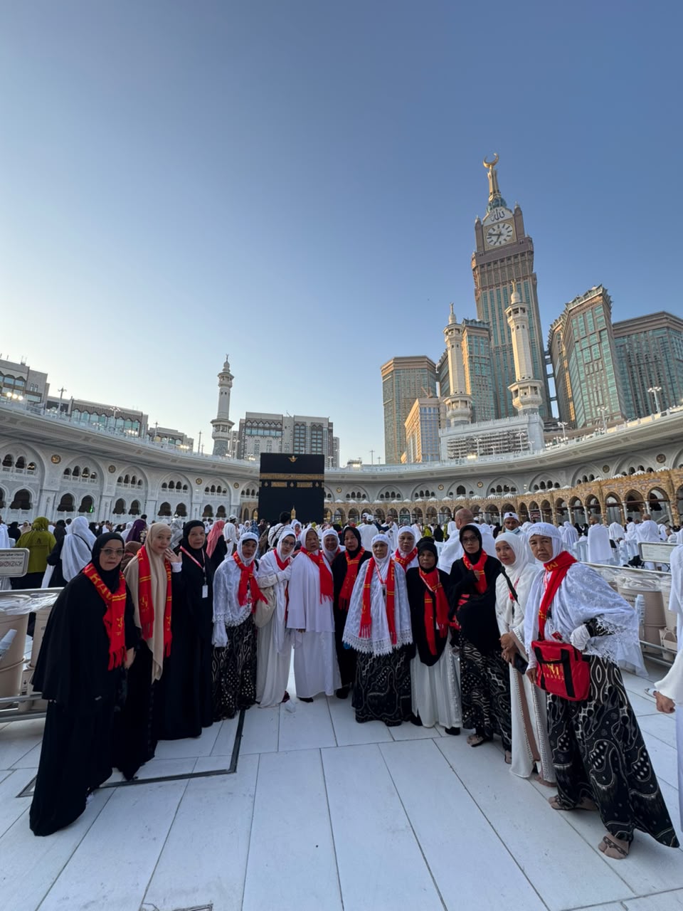 Jamaah Maimbau umrah di depan kabah